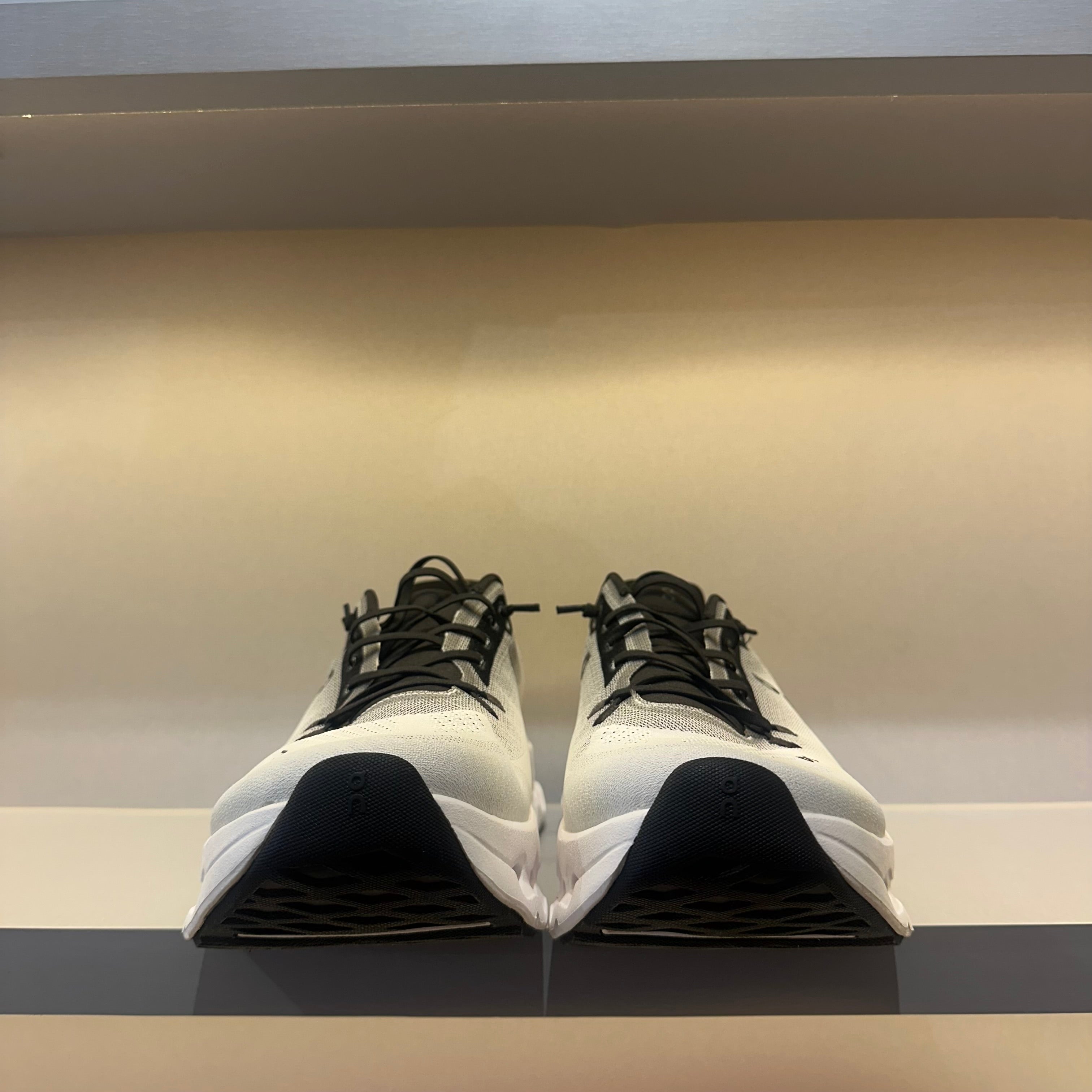 On Running Cloudtilt Black Ivory (Pronta Entrega)