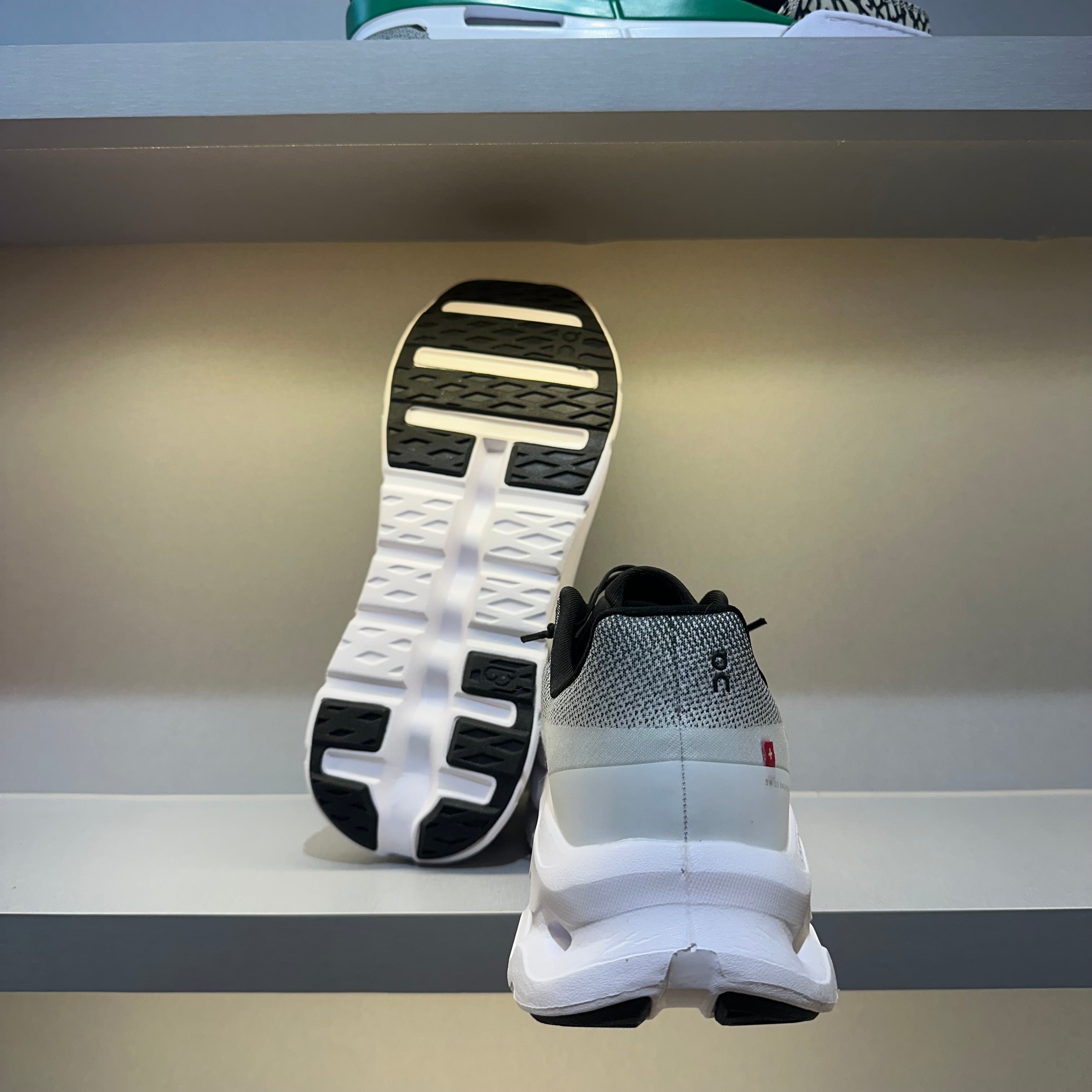 On Running Cloudtilt Black Ivory (Pronta Entrega)