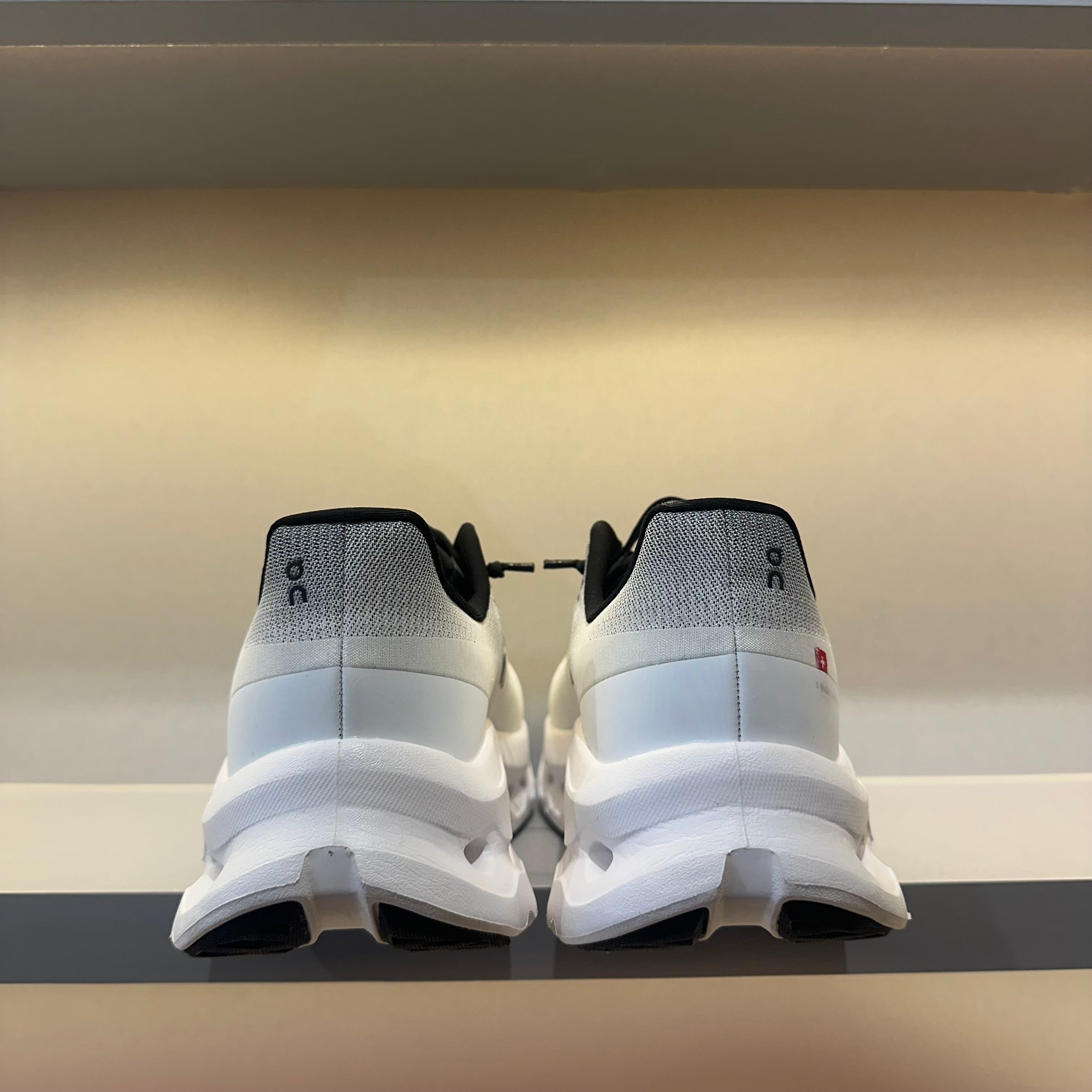 On Running Cloudtilt Black Ivory (Pronta Entrega)