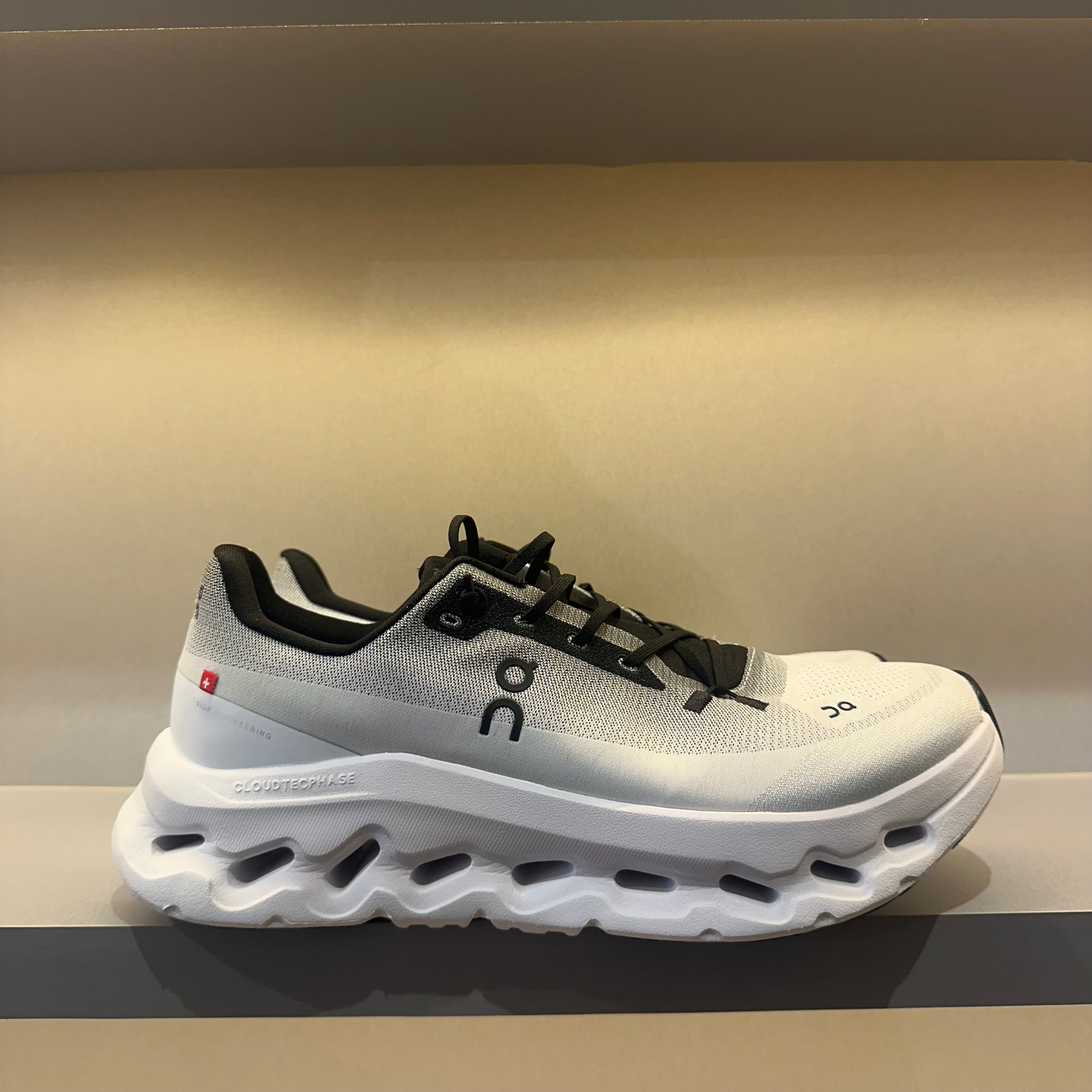 On Running Cloudtilt Black Ivory (Pronta Entrega)